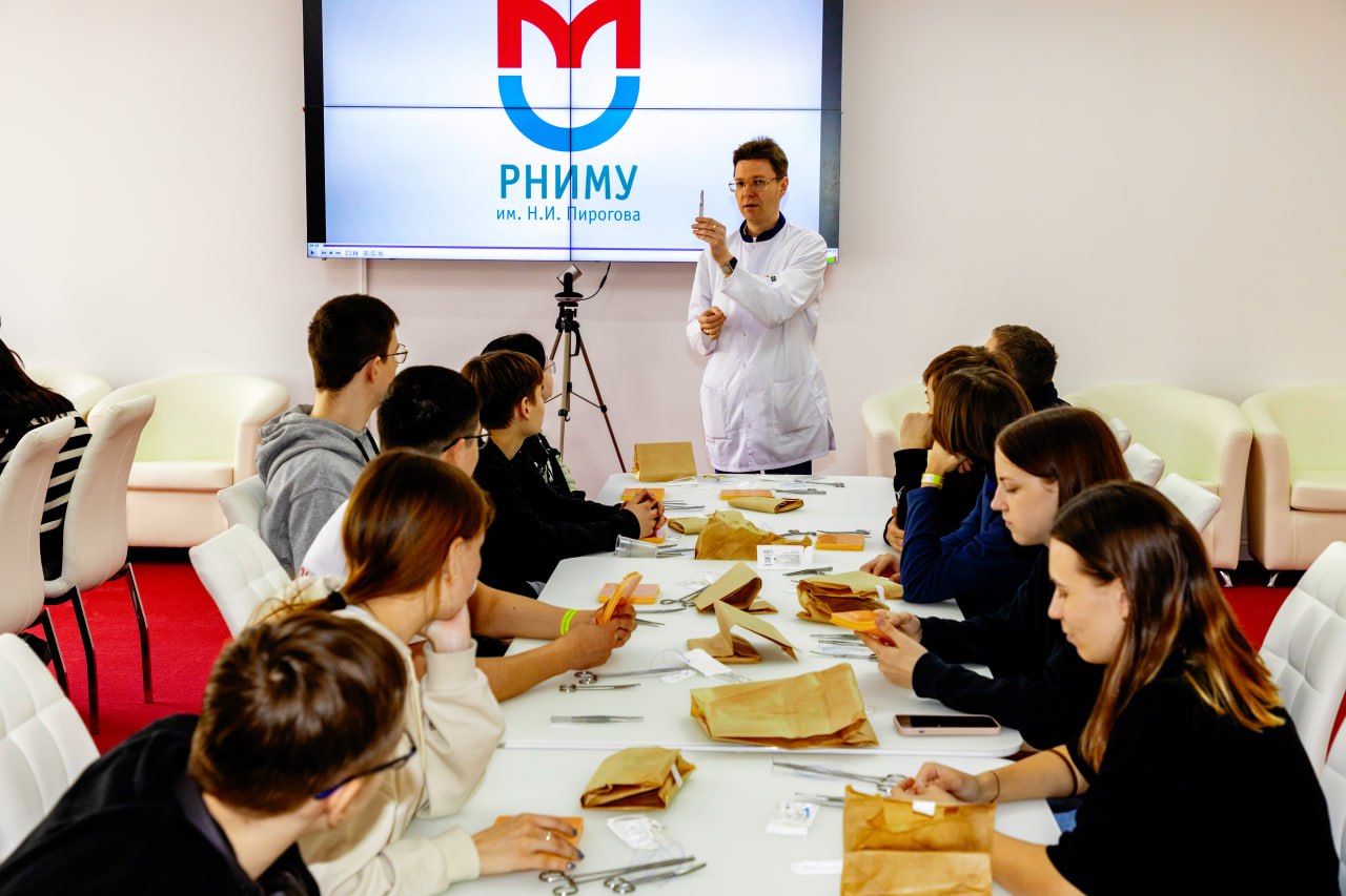фото: Медики из Пироговского Университета провели мастер-класс по наложению швов для школьников из Марий Эл