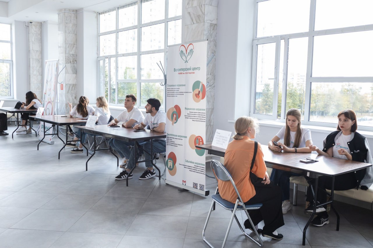 фото: Студенты Пироговского Университета организовали «Медицинское фойе» - площадку, посетители которой могут проконсультироваться по медицинским вопросам и здоровому образу жизни.