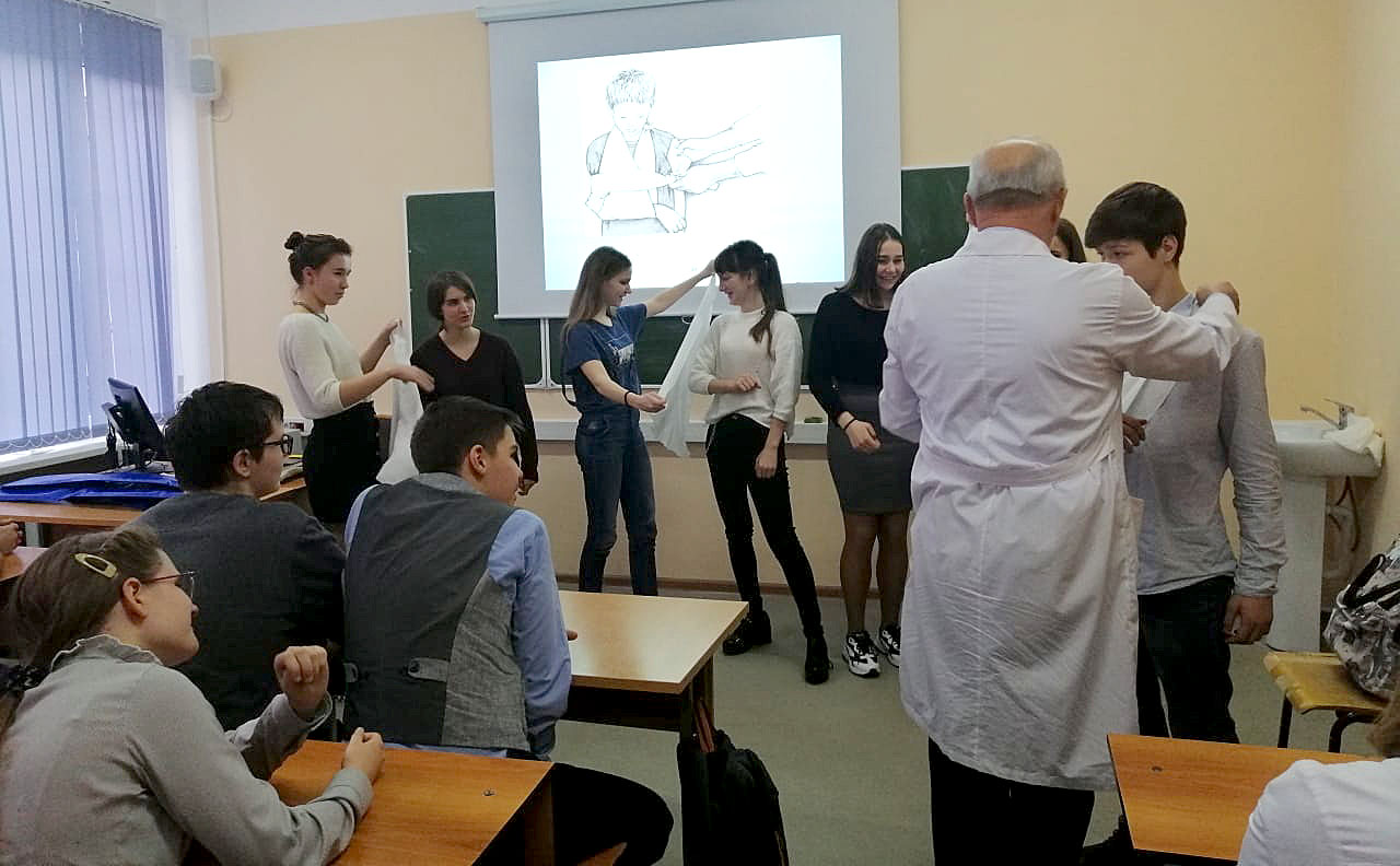 фото: Мастер-класс по оказанию первой помощи для старшеклассников в Пироговском Университете