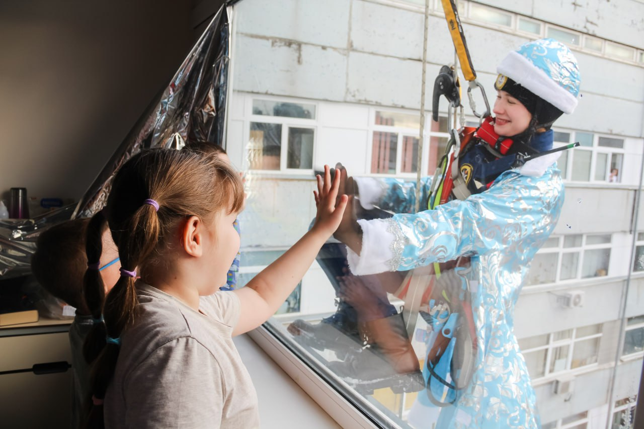 фото: «Новогодний десант» поздравил пациентов Российской детской клинической больницы Пироговского Университета 