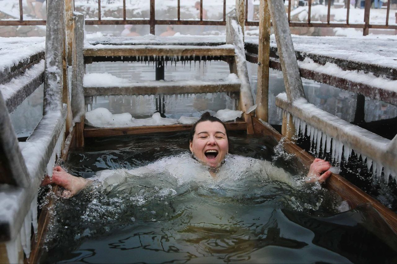 фото: Крещенские купания: кому нельзя окунаться в прорубь