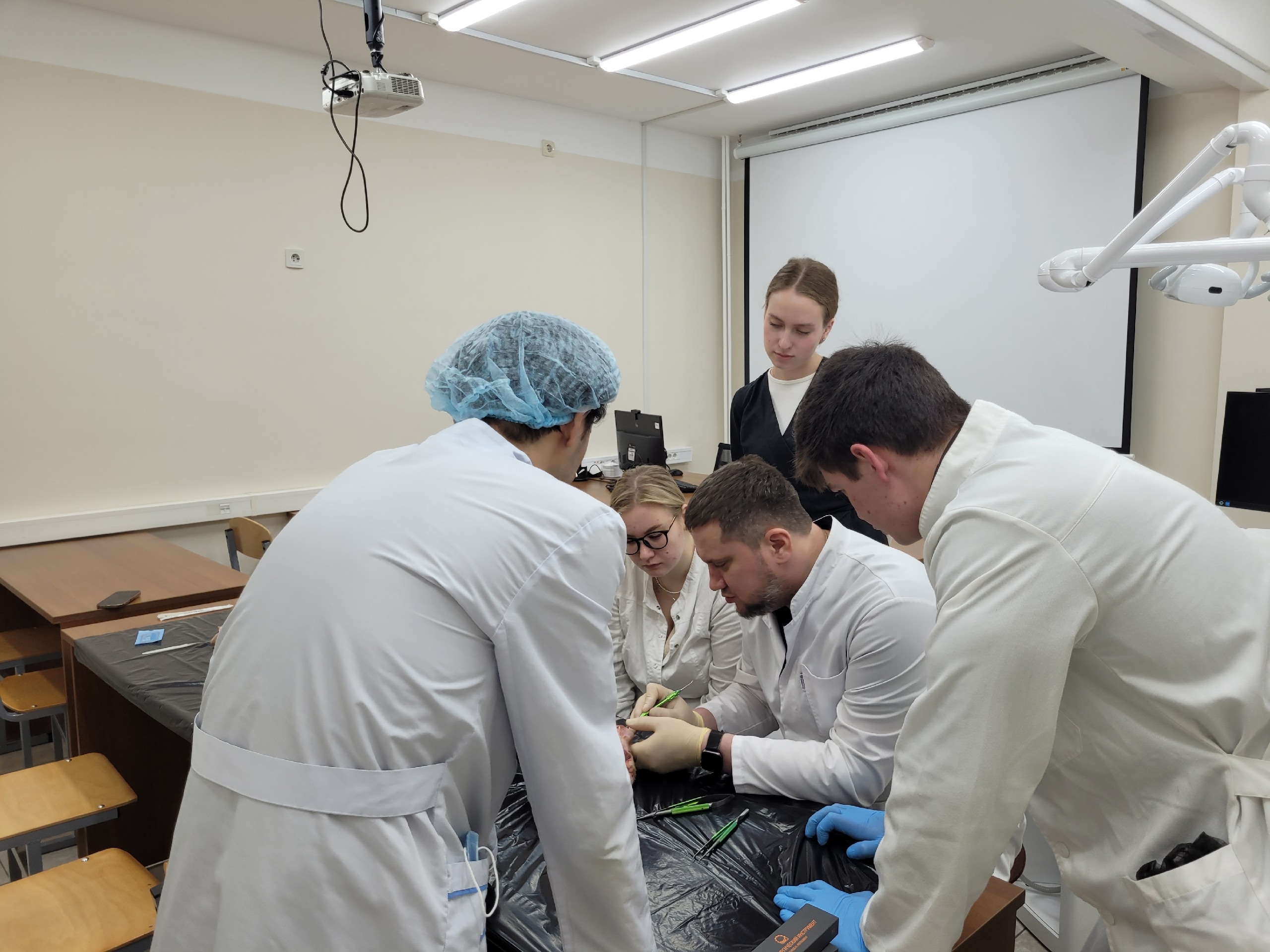 фото: СНК кафедры челюстно-лицевой хирургии и стоматологии Пироговского Университета провел заседание по теме: "Вестибуло- и френулопластики: показания и техника операции"