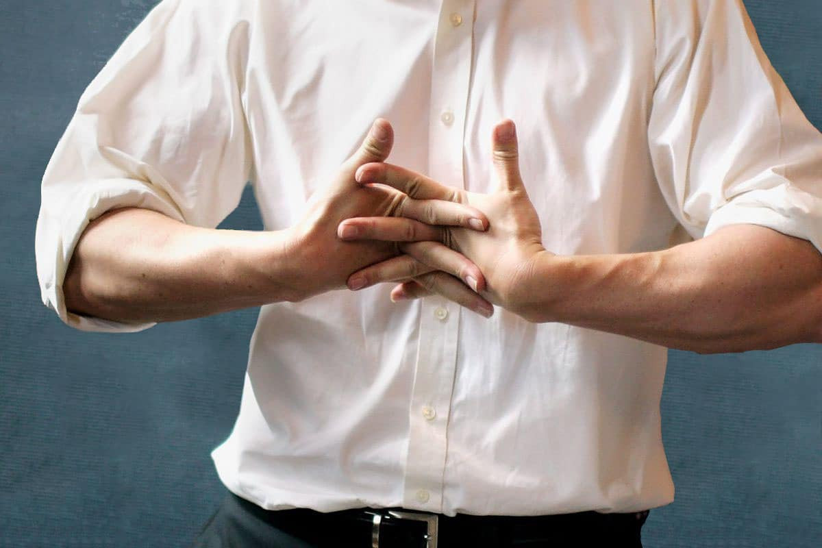 Хруст пальцами безобиден или опасен?