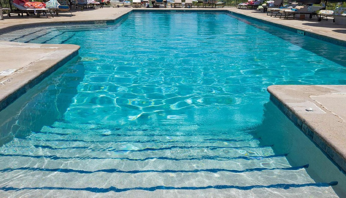 Можно, но в шапке: эксперт Пироговского Университета Алексей Решетун о том, как безопасно плавать в подогреваемом бассейне зимой