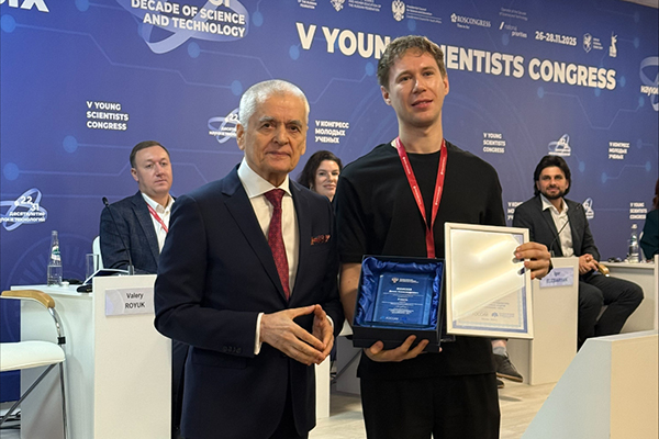 Доцент кафедры терапевтической стоматологии Пироговского Университета Денис Моисеев стал лучшим молодым преподавателем на Конгрессе молодых ученых в Сочи