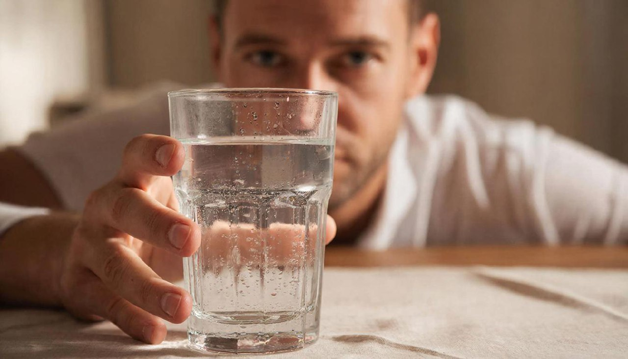 Единственный сигнал, который нельзя игнорировать: эксперт Пироговского Университета о том, как наш организм сообщает о нехватке воды