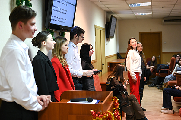 фото: В рамках празднования 95-летия кафедры иностранных языков прошел литературно-музыкальный вечер «Любовь, что движет солнце и светила»