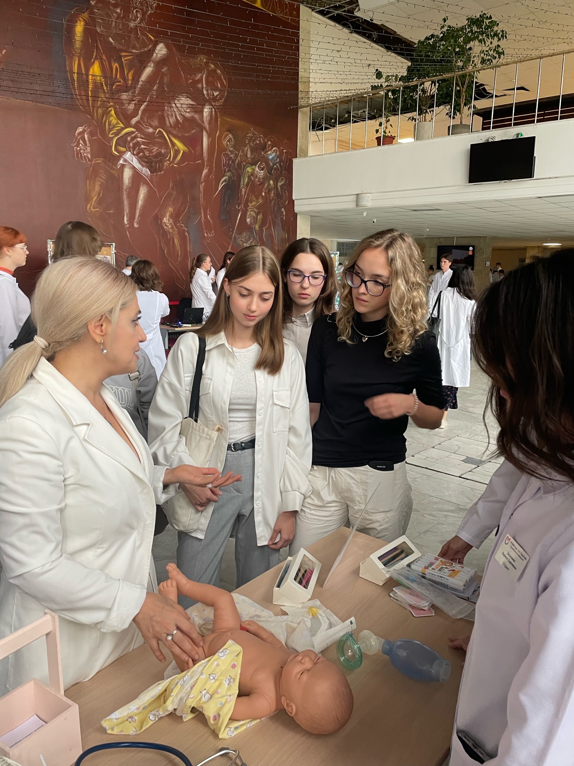 фото: СНК кафедры госпитальной педиатрии им. Таболина Пироговского Университета принял участие в Дне Открытых Дверей