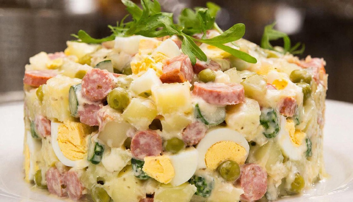 фото: «Оливье» без майонеза и другие лайфхаки: специалист Пироговского Университета о том, как уменьшить калорийность новогодних блюд