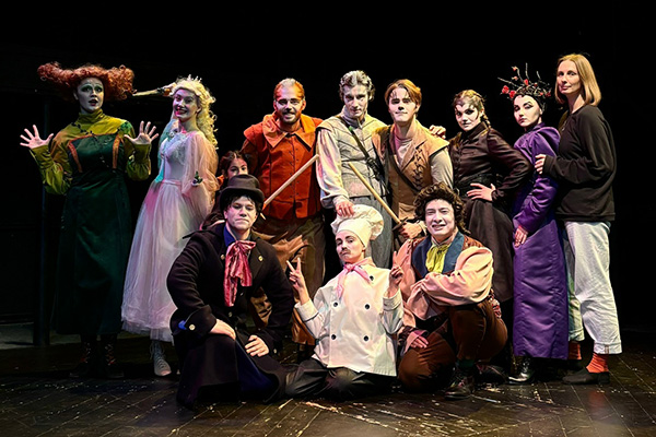 фото: Показ спектакля театра «Двенадцать» Пироговского Университета «Коты-мушкетёры и волшебный фонарь»