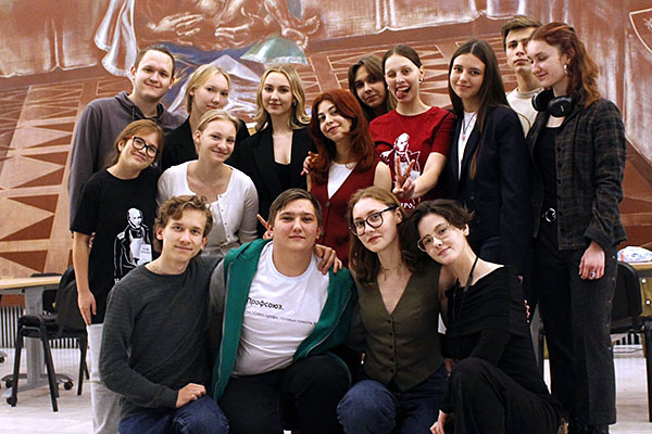 фото: Профсоюзная ярмарка у панно Пироговского Университета