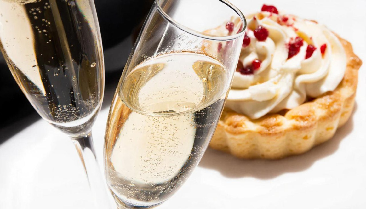 фото: Запрет на чистку зубов: эксперт Пироговского Университета объясняет правила гигиены после шампанского и десертов