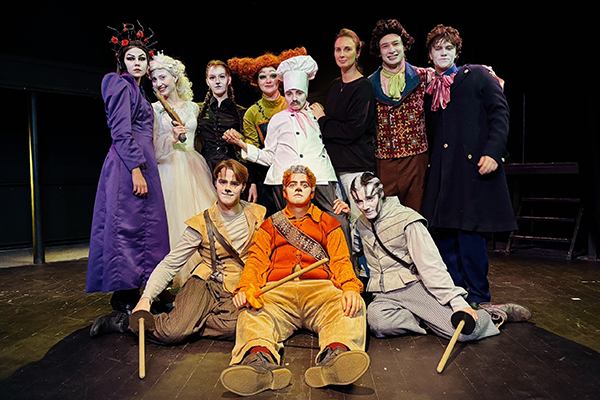 фото: Яркий показ спектакля театра «Двенадцать» Пироговского Университета «Коты-мушкетеры и волшебный фонарь»
