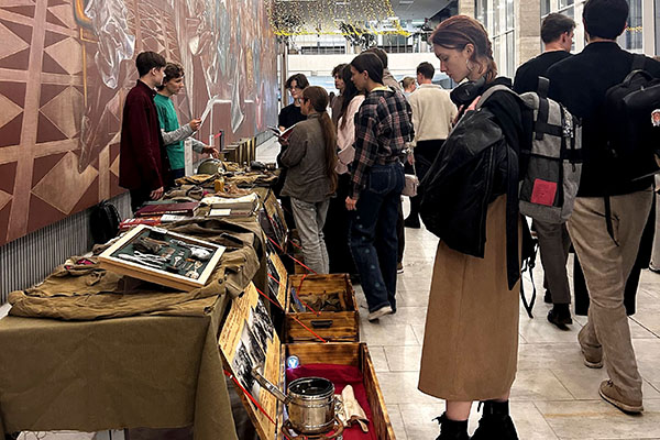 фото: Поисковый отряд «Арьергард» Пироговского Университета провел выставку, посвящённую 5-й дивизии народного ополчения Фрунзенского района г. Москвы.