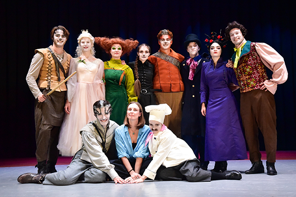 фото: Показ фееричного спектакля театра «Двенадцать» Пироговского Университета «Коты-мушкетеры и волшебный фонарь»
