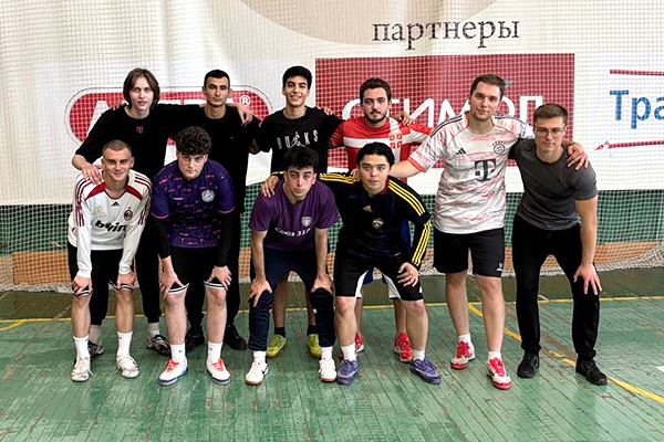 фото: Захватывающее противостояние: преподаватели и студенты Института стоматологии Пироговского Университета встретились на спортивной арене!