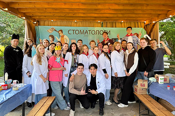 фото: Волонтеры Пироговского Университета приняли участие в благотворительной акции «Чебумир — город профессий»