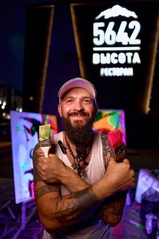 фото: «Я не рисую — я вибрирую». Художник Сергей Шутов — о том, как превратить музыку в свет, а неуверенность — в энергию