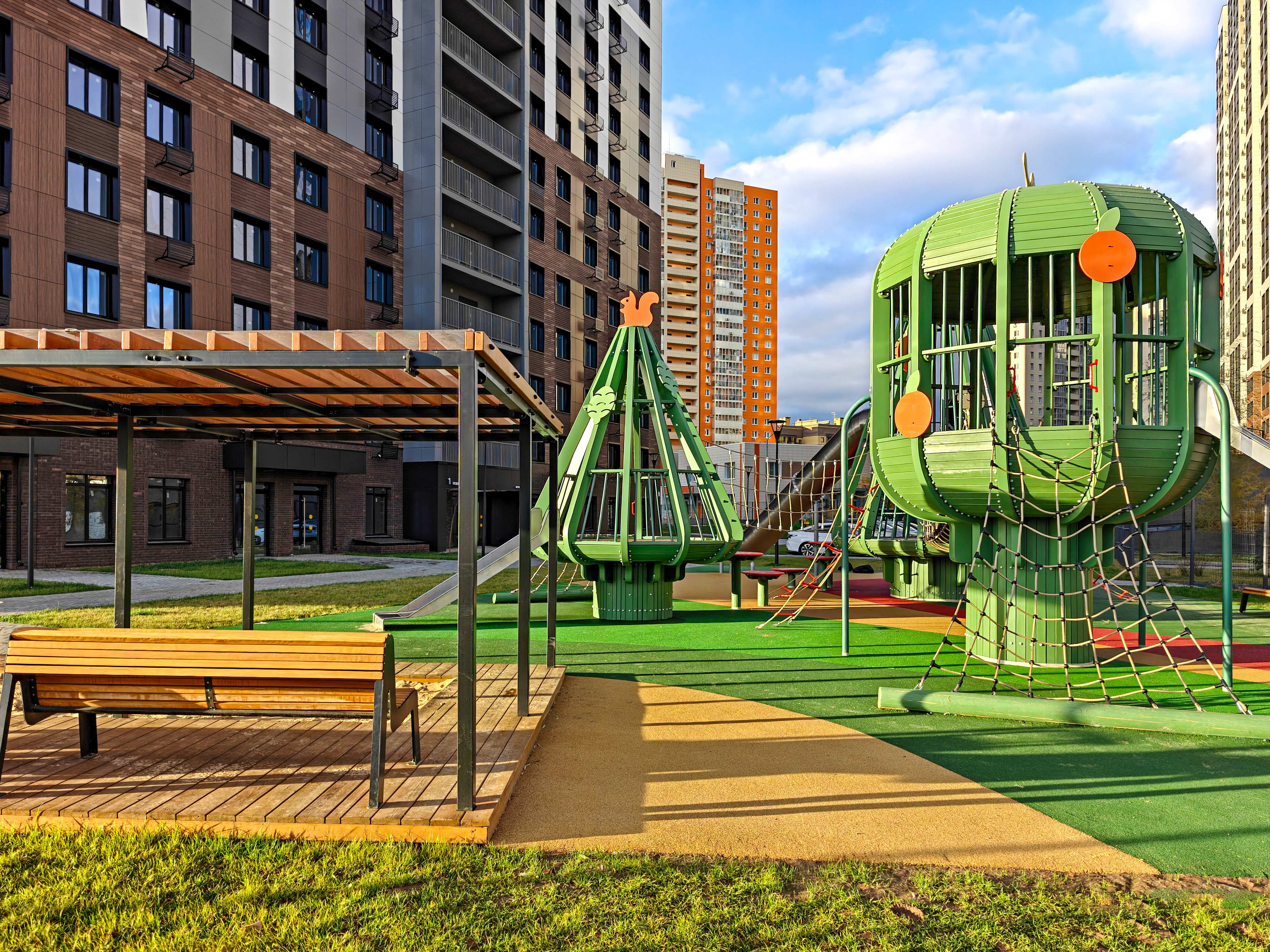 фото: «Суварстроит» ввел в эксплуатацию дом «Кедр» - последнюю очередь жилого комплекса «Сказочный лес».