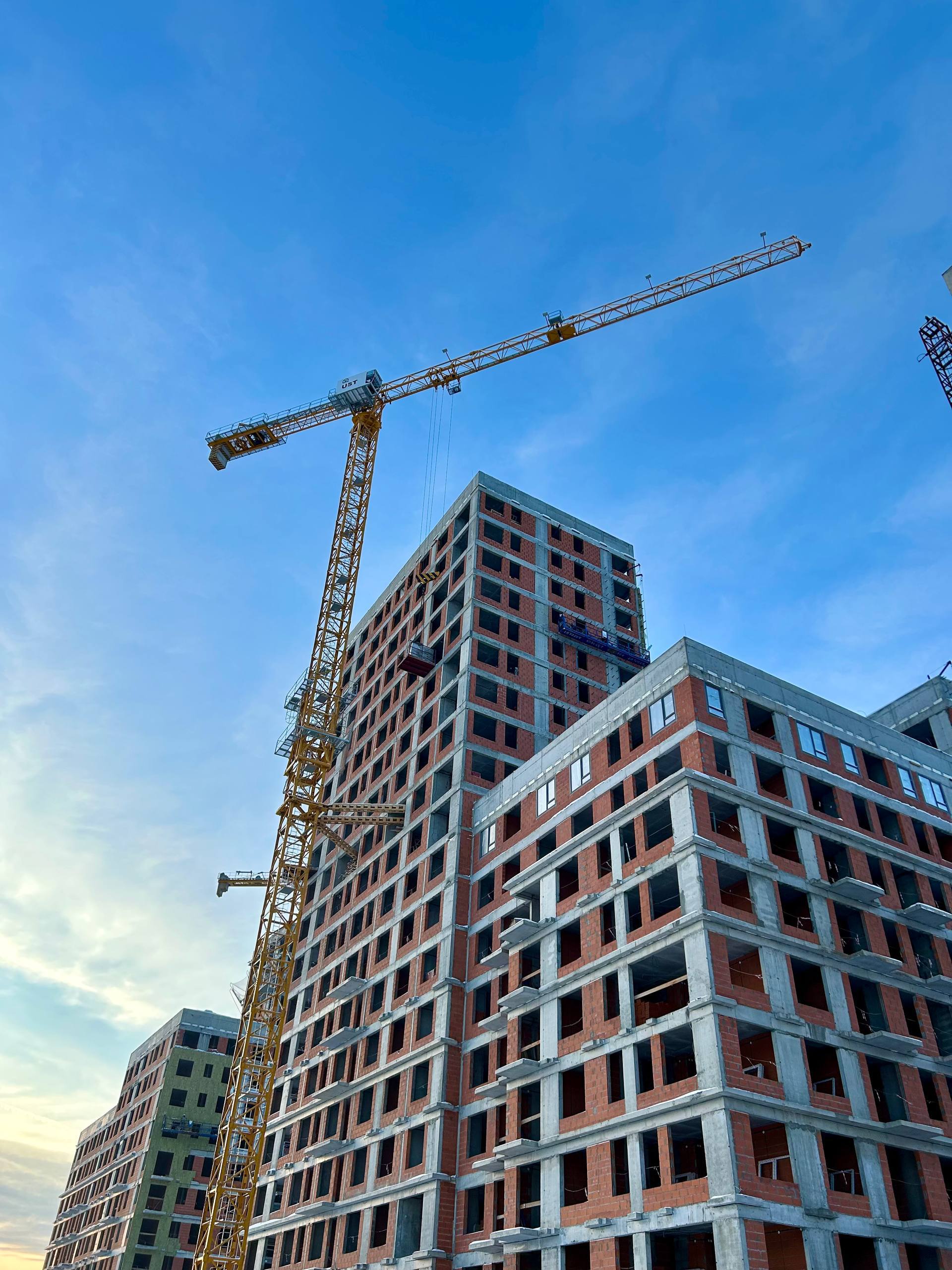 фото: «Компания «Суварстроит» отчиталась о текущем этапе строительства жилых комплексов.